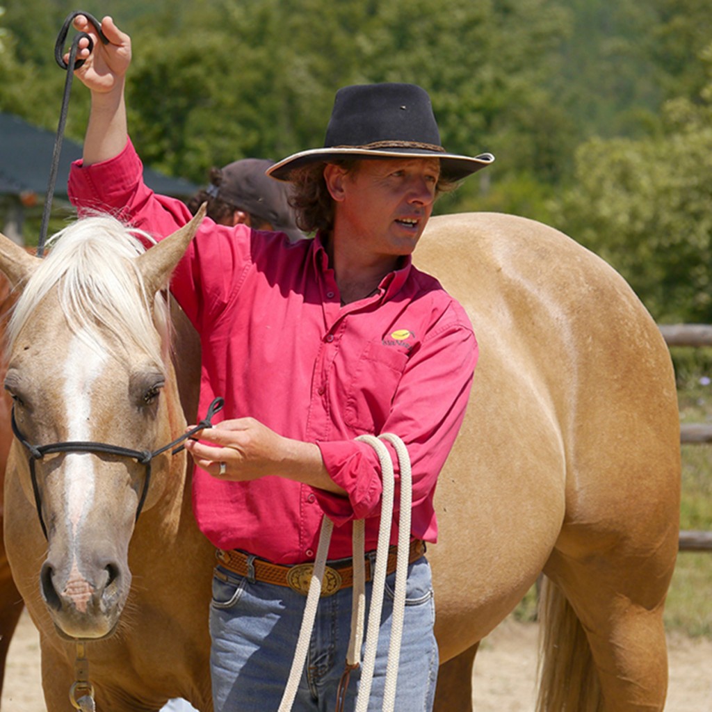 Edwin und Barney: Das korrekte Anlegen des Knotenhalfters gehört zum Handwerk eines Natural Horseman. © 2014, AsvaNara, BU: Bernd Paschel