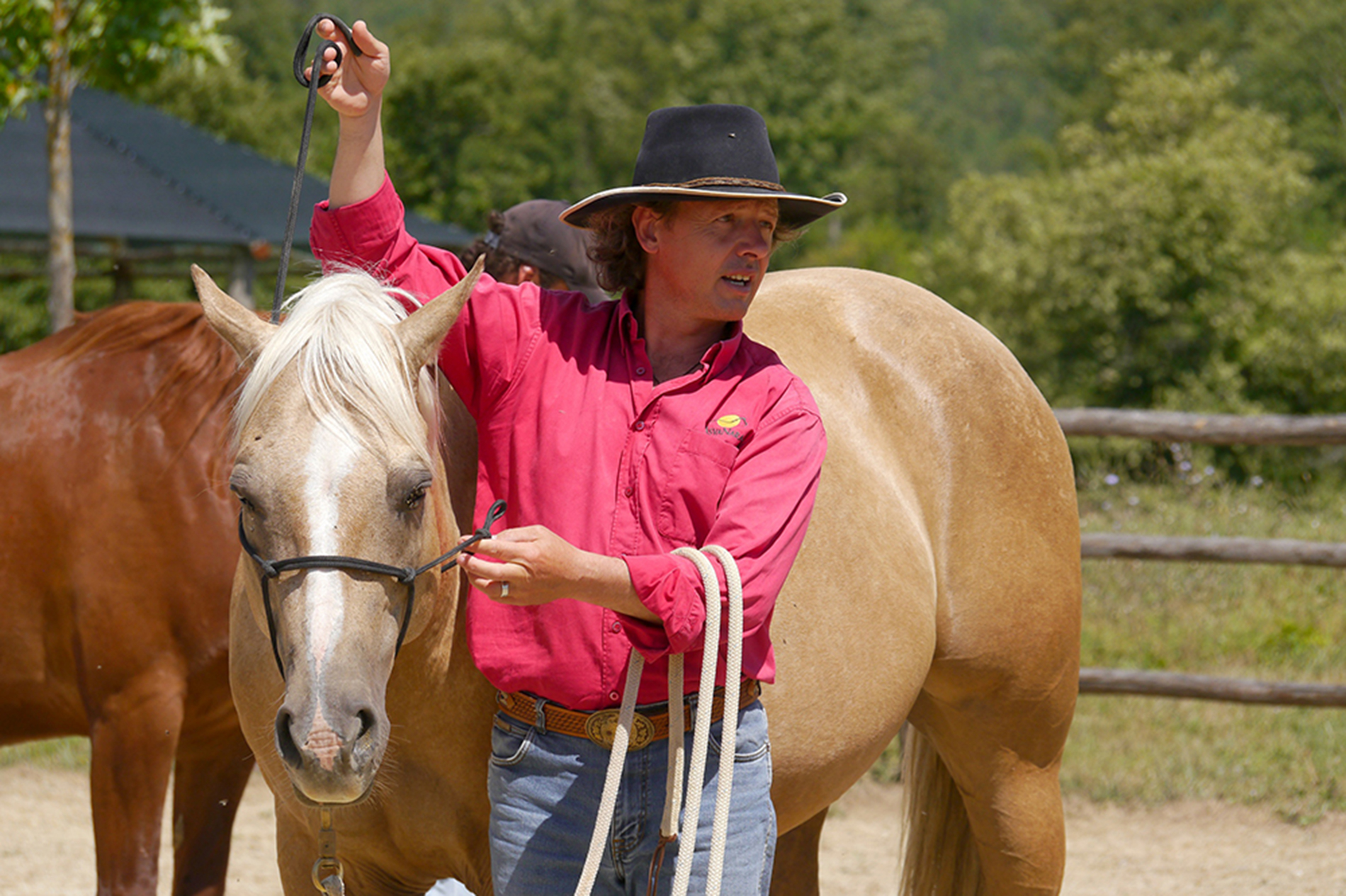 Edwin und Barney: Das korrekte Anlegen des Knotenhalfters gehört zum Handwerk eines Natural Horseman. © 2014, AsvaNara, BU: Bernd Paschel