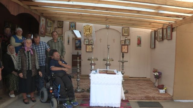 Die orthodoxe Gemeinde des Dorfes Polesskoje betet unterm Plastikdach.