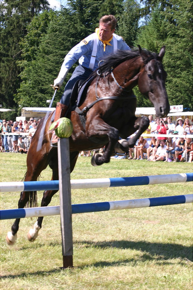 Vaclav Vydra, ein Ritter mit seinem Pferd Démon, der nur mit Halsring reitet und mit dem Säbel eine Melone spaltet - ein Bild, das jeden Fünfkämpfer erfreuen sollte.